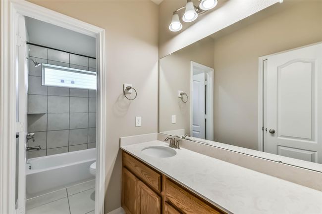 secondary bath in between bedroom 3 and 4 | Image 32