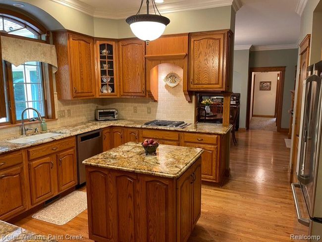 Kitchen w. Island. | Image 7