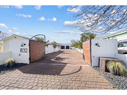 832 E Main St, Hermiston, OR, 97838-2029 | Card Image