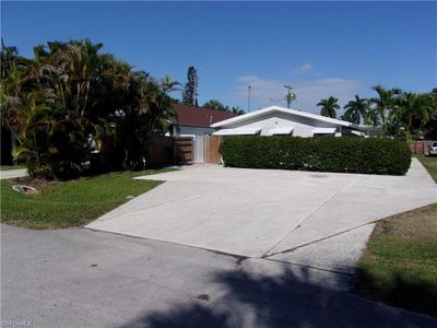 831 102nd Ave N, Home with 6 bedrooms, 2 bathrooms and null parking in Naples FL | Image 1