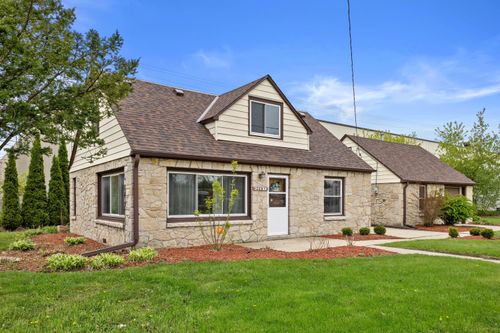 2001 W Bender Rd, GLENDALE, WI, 53209-3726 | Card Image