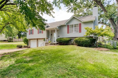 8326 Central St, Kansas City, MO, 64114-2431 | Card Image