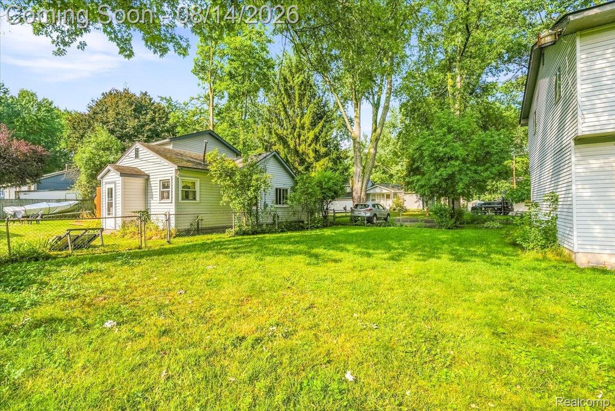 Residential in Commerce Charter Township 4