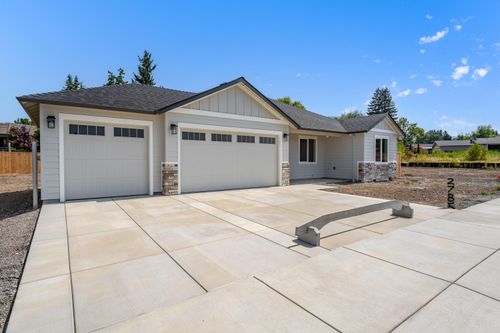 2785 Roberts Rd, Medford, OR, 97504-2138 | Card Image