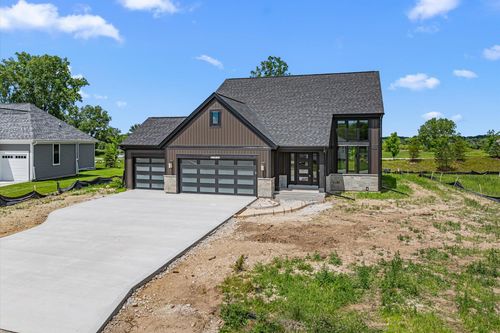 W251N2385 Valleyview Cir, Pewaukee, WI, 53072-1801 | Card Image