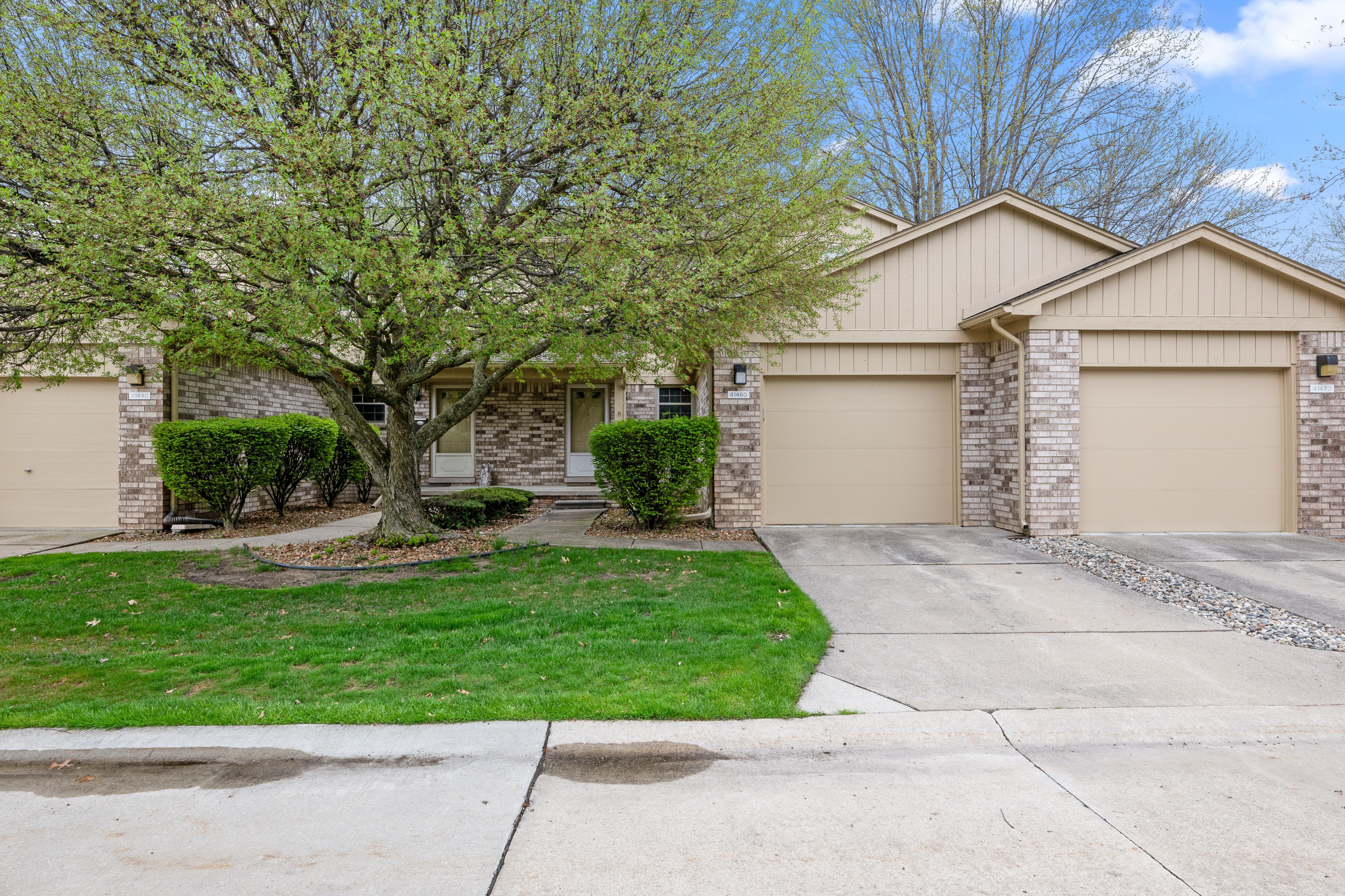 Janet Cir, Clinton Township, MI 48038