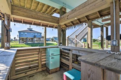 948 Holiday, House other with 3 bedrooms, 2 bathrooms and null parking in Crystal Beach TX | Image 2