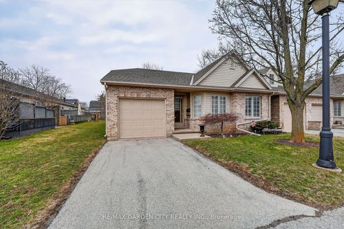 27-303 Central Ave, Grimsby, ON, L3M5L7 | Card Image