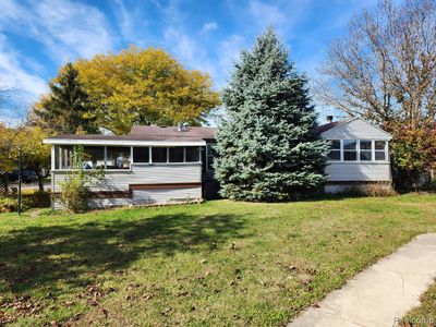 54 Riverview Drive, Home with 3 bedrooms, 2 bathrooms and null parking in Erie Twp MI | Image 3