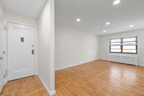 apt-k11-1197 E Broadway, Hewlett, NY, 11557-2448 | Card Image