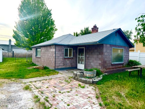 2012 S 2nd Ave, Union Gap, WA, 98903-1406 | Card Image