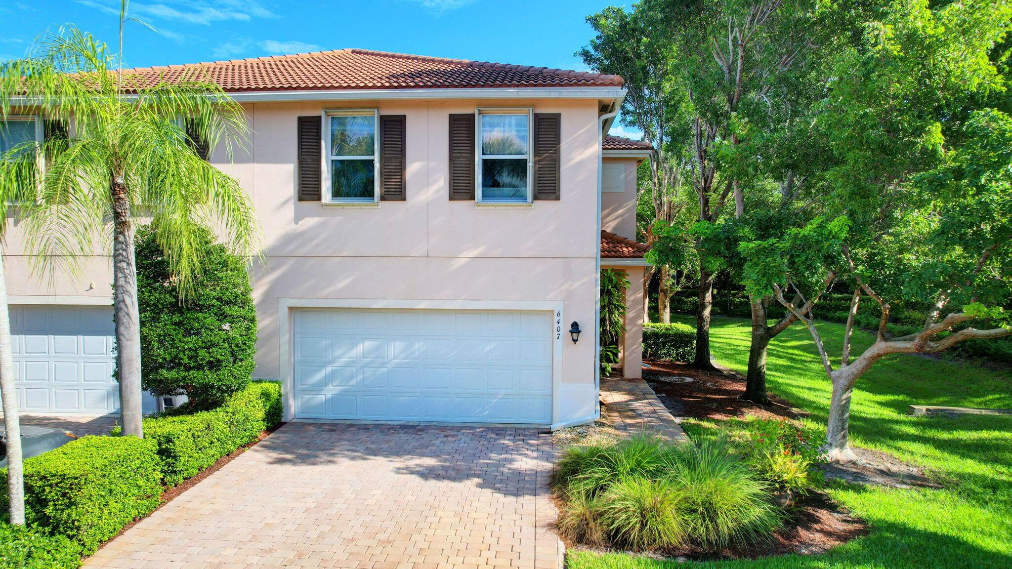 Azura Lake Rd, Greenacres, FL 33463