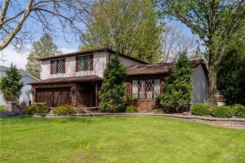 8010 Crestview Dr, Niagara Falls, NY, 14304-1405 | Card Image