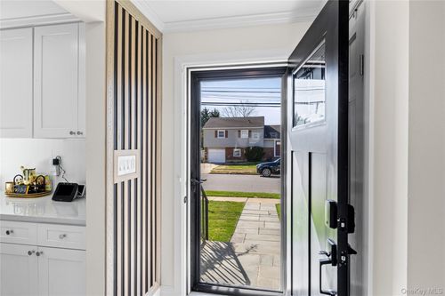 85 Massapequa Ave, Massapequa, NY, 11758-6427 | Card Image