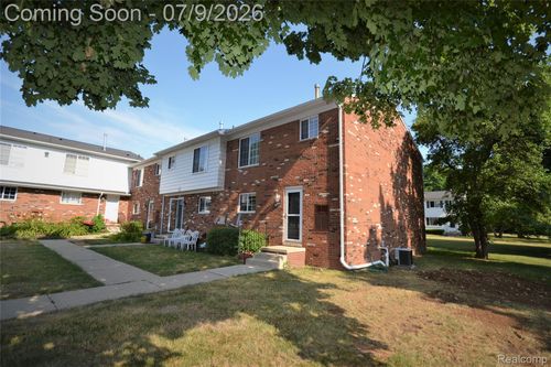 559 Fox Hills Dr N, Bloomfield Hills, MI, 48304-1311 | Card Image
