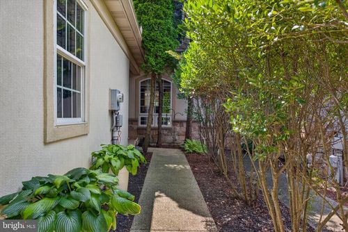121 Creekgate Ct, MILLERSVILLE, PA, 17551-2136 | Card Image