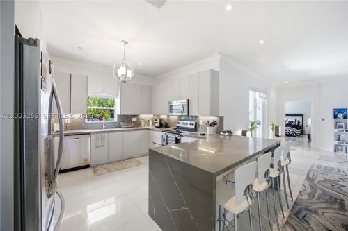 105 Ne 28th Ct, Wilton Manors, FL, 33334-1038 | Card Image