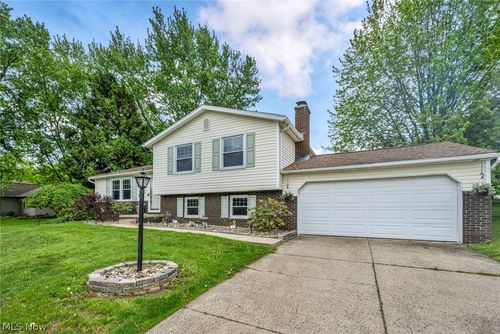 1044 Tumbleweed St Ne, Uniontown, OH, 44685-8575 | Card Image