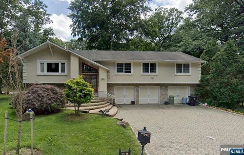 318 Briarcliff Ln, Paramus, NJ, 07652-4804 | Card Image