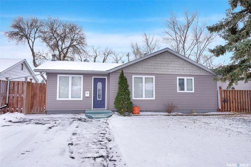 1045 Brown St, Moose Jaw, SK, S6H2Z4 | Card Image