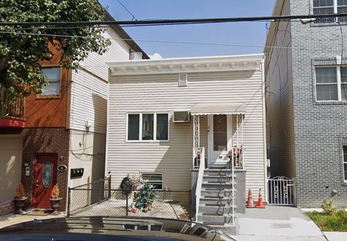32 Giles Ave, Jersey City, NJ, 07306-6428 | Card Image