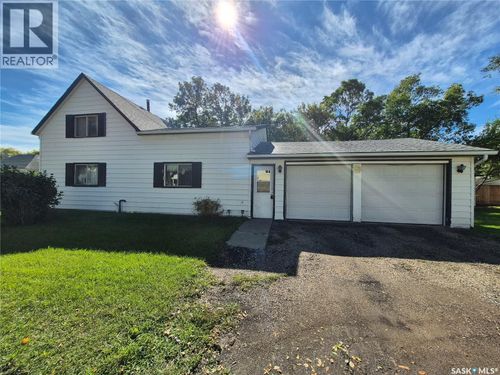 239 9 Th St, House with 3 bedrooms, 1 bathrooms and null parking in Weyburn SK | Card Image