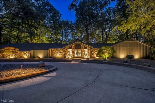 11860 Ridgecliff Cir, Strongsville, OH, 44136-3548 | Card Image