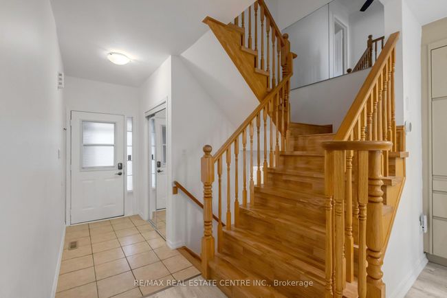 808 Mckay Cres, House attached with 3 bedrooms, 3 bathrooms and 2 parking in Milton ON | Image 11