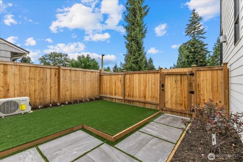 11709 Roosevelt Way Ne, Seattle, WA, 98125-4945 | Card Image