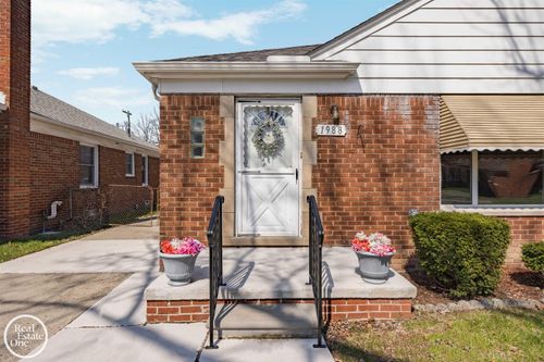 1988 Hollywood Avenue, Grosse Pointe Woods, MI, 48236 | Card Image