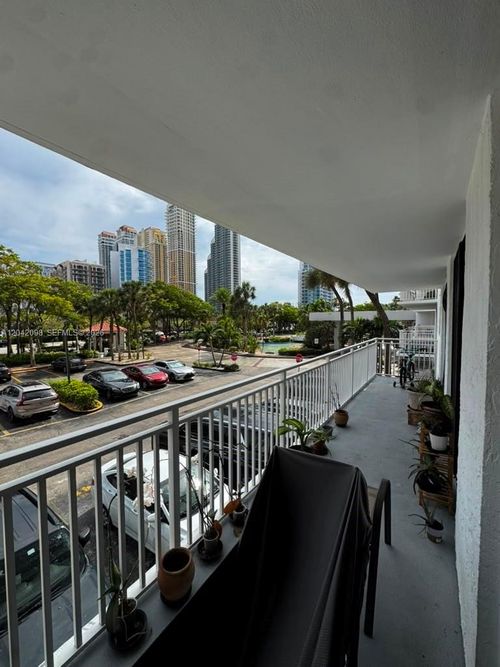 m11-210 174th St, Sunny Isles Beach, FL, 33160-3335 | Card Image