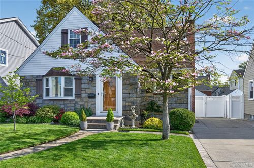 938 Van Buren Ave, Franklin Square, NY, 11010-2118 | Card Image