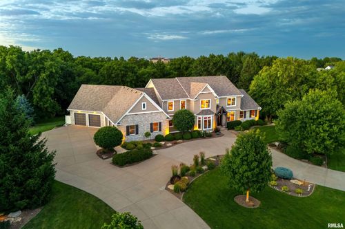 2320 Cromwell Cir, Davenport, IA, 52807-2833 | Card Image