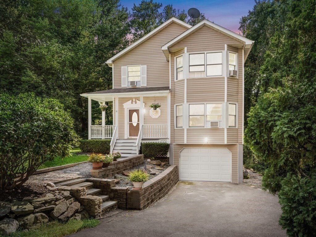 Carrie Cir, Shrewsbury, MA 01545
