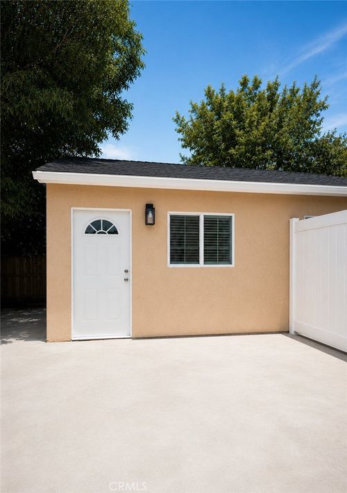 7649 Paso Robles Ave, Lake Balboa, CA, 91406-2142 | Card Image