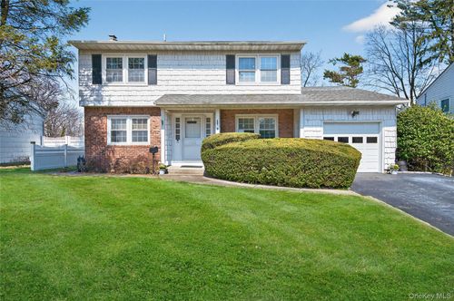 8 Summit Ct, Oyster Bay, NY, 11771-3613 | Card Image