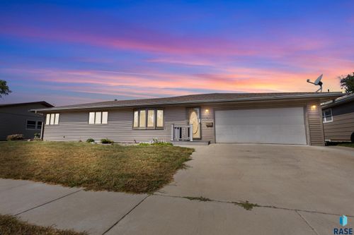 421 S Academy St, Lennox, SD, 57039-2217 | Card Image