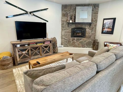 5-1457 Mountain Rd, Stowe, VT, 05672-5695 | Card Image