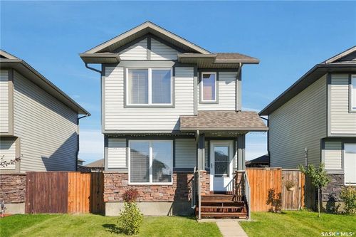 927 Glenview Cove, House with 3 bedrooms, 2 bathrooms and 3 parking in Martensville SK | Card Image