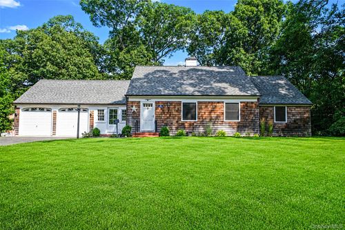 188 Hallock St, Riverhead, NY, 11901-2608 | Card Image
