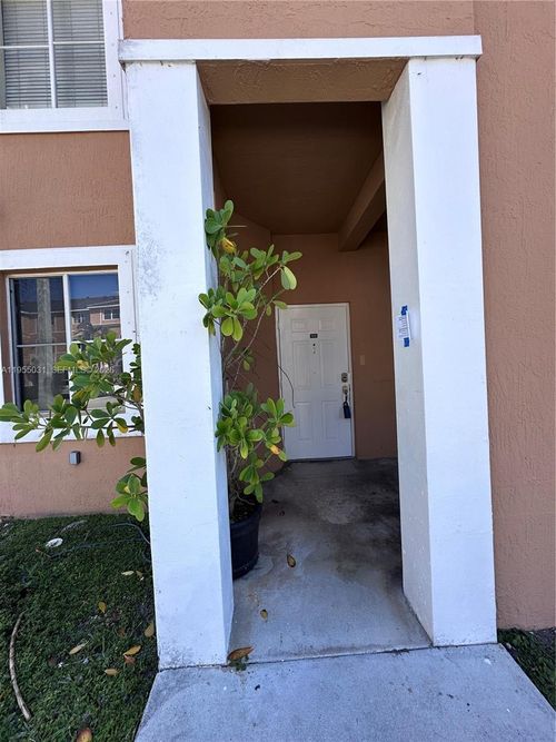 9-7090 Nw 177th St, Hialeah, FL, 33015-6239 | Card Image