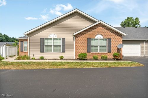 217 Woodbury Glen St, Hartville, OH, 44632-8320 | Card Image