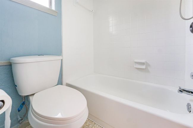 Full bath with toilet and tub / shower combination | Image 25