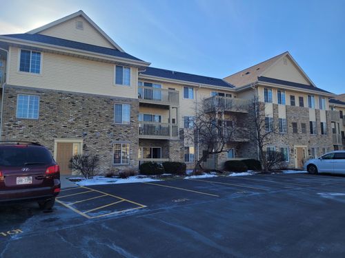 530 Windstone Dr, Hartland, WI, 53029-1656 | Card Image