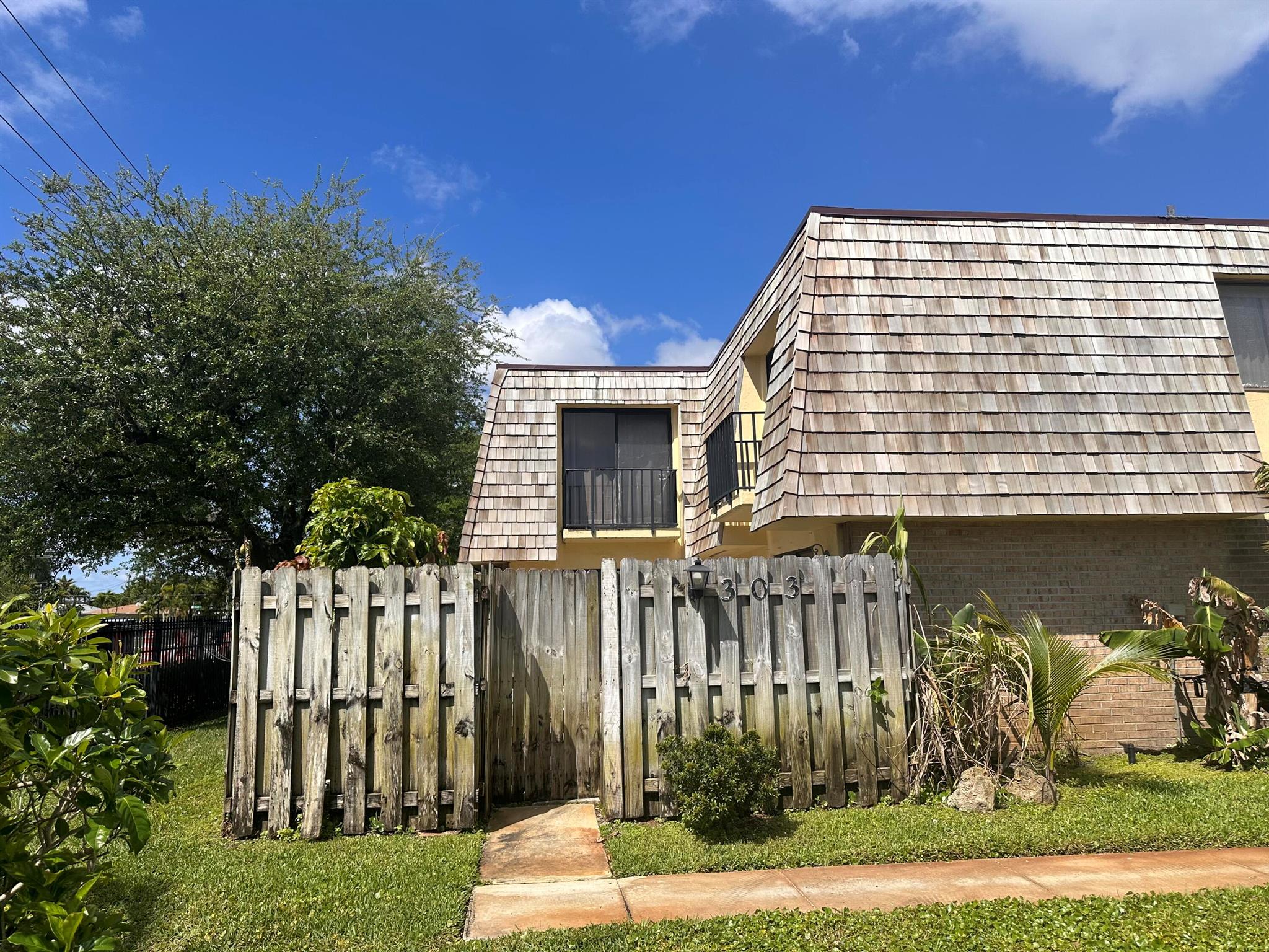 Woodland Rd, Palm Springs, FL 33461