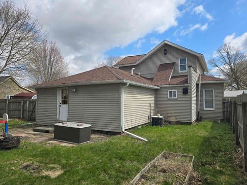 216 S Chapman St, Chesaning, MI, 48616-1302 | Card Image