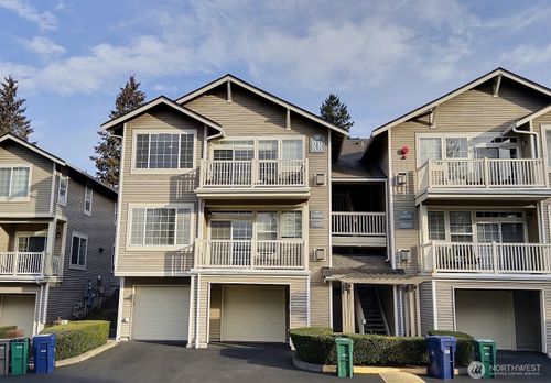 18652 Ne 55th Way, Redmond, WA, 98052-6130 | Card Image