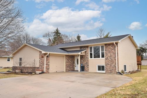 839 Park Ave, Oostburg, WI, 53070-1214 | Card Image