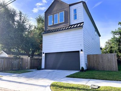 1411 E 34th Street, House other with 3 bedrooms, 2 bathrooms and null parking in Houston TX | Image 2