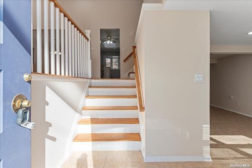 15 Starfire Ct, Hewlett, NY, 11557-1006 | Card Image